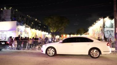 Miami, FL, ABD - 3 Aralık 2022: Art Basel Miami Wynwood Walls gece videosu