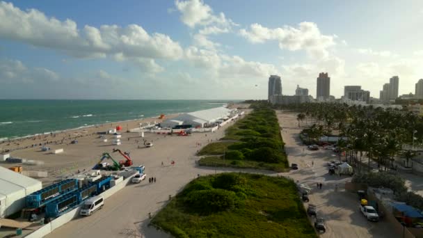 Miami Plajı Nda Sergilenen Art Basel Sergisi Kumsalda Hava Aracı — Stok video