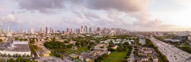 Miami, FL, ABD - 3 Aralık 2022 Hava Panorama Miami Wynwood Sanat Basel Gün batımında