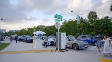Miami Beach, FL, ABD - 2 Aralık 2022: Audi araçları Miami Beach Kongre Merkezi Sanat Basel 'de şarj ediliyor