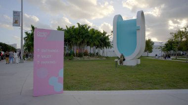 Miami Beach, FL, ABD - 2 Aralık 2022 Miami Beach Sanat Basel 'de danışma kulübesi