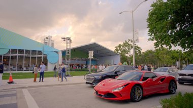 Miami Beach, FL, ABD - 2 Aralık 2022 Miami Beach Sanat Basel 'de lüks arabalar