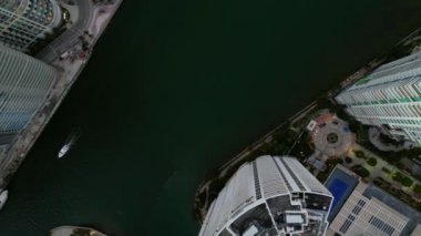 Dikey hava akımı Aston Martin 'in Miami Florida' da oturduğunu gösteriyor.