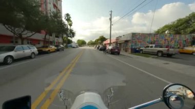 Küçük Haiti Miami FL 'de scooter sürmek.