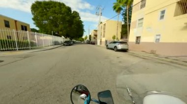 Miami Florida 'da düşük gelirli konutlarda scooter turu