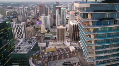 Aston Martin Konutları 'nın havuz güvertesi yapım aşamasında. Havadan yan görünüm uçuşu