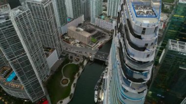 Sinema videosu: Aston Martin Miami River 4k