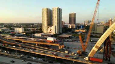 Miami FL şehir merkezinde inşaat halindeki İmza Köprüsü 'nün hava görüntüsü.