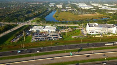 Weston FL ABD 'deki Rick Case araba galerilerinin İHA görüntüleri.