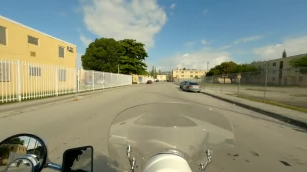 ウィンウッド マイアミの低所得住宅を通るヴェスパ スクーター ツアー — ストック動画