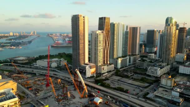 Luchtpanorama Signature Bridge Miami Buurt Van Hoogbouw Torens — Stockvideo
