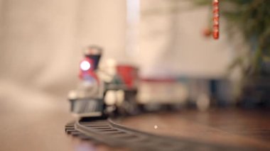 8K makro oyuncak treni Noel ağacı altında hareket halinde.