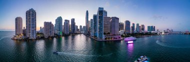 Mor gökyüzü Miami Nehri şehir merkezi manzarası