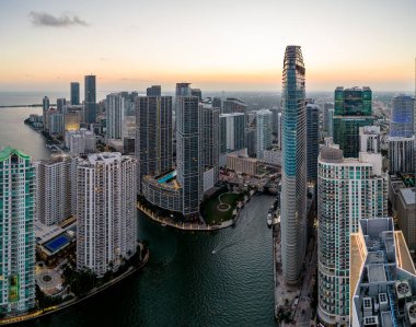 Miami, FL, ABD - 14 Aralık 2022: Miami Nehri üzerindeki Aston Martin Residences Tower