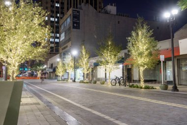 Miami, FL, ABD - 14 Aralık 2022: Biscayne Bulvarı 'nın batısındaki yeni modernize edilmiş Flagler Caddesi' nin gece fotoğrafı