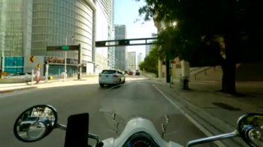 Miami, FL, ABD - 19 Aralık 2022 Vespa scooter turu Brickell Köprüsü Miami FL