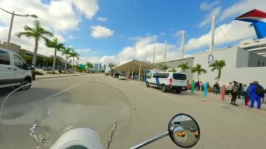 Vespa scooter turu Port Miami 'deki Carnival Cruise Lines terminal D' de