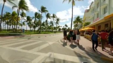 Miami Beach, FL, ABD - 19 Aralık 2022 Vespa gts süper scooterlı Ocean Drive Miami Beach