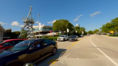 Aventura, FL, ABD - 19 Aralık 2022: Vespa scooter turu Apple Store ve slide tower