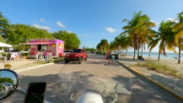 美国佛罗里达州迈阿密 2022年12月19日 位于佛罗里达州迈阿密的Vespa游览海滩 — 图库视频影像