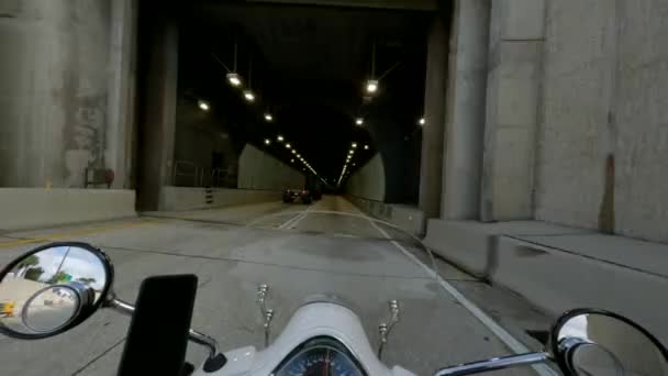 Scooter Samping Truk Semi Terowongan — Stok Video