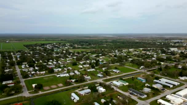 Aerial Approach Residencias Inmobiliarias Residenciales Moore Haven Florida — Vídeo de stock