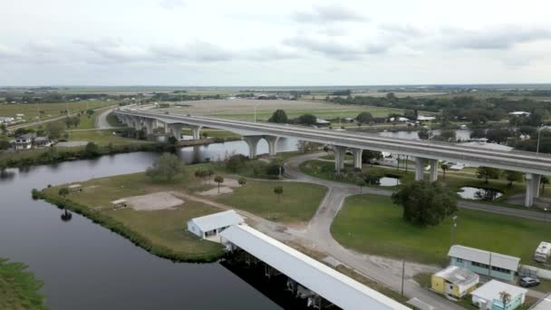Vídeo Aéreo Moore Haven Bridge Florida Caloosahatchee River — Vídeos de Stock