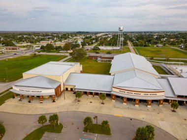 Moore Haven Ortaokulu ve Lisesi 'nin hava fotoğrafı.
