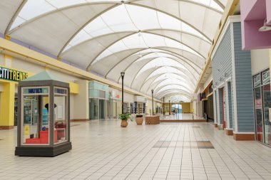 Miami, FL, ABD - 29 Aralık 2022: NMB Kuzey Miami 'deki modası geçmiş 163. Cadde Alışveriş Merkezi' nin iç fotoğrafı