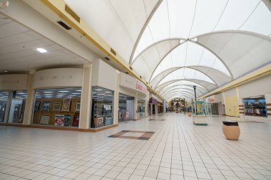 Miami, FL, ABD - 29 Aralık 2022: NMB Kuzey Miami 'deki modası geçmiş 163. Cadde Alışveriş Merkezi' nin iç fotoğrafı