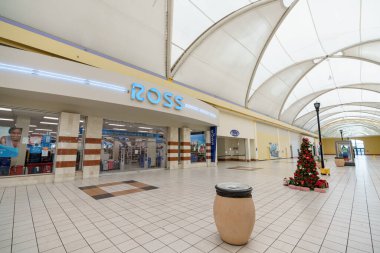 Miami, FL, ABD - 29 Aralık 2022: NMB Kuzey Miami 'deki modası geçmiş 163. Cadde Alışveriş Merkezi' nin iç fotoğrafı