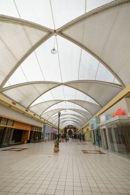 Miami, FL, ABD - 29 Aralık 2022: NMB Kuzey Miami 'deki modası geçmiş 163. Cadde Alışveriş Merkezi' nin iç fotoğrafı