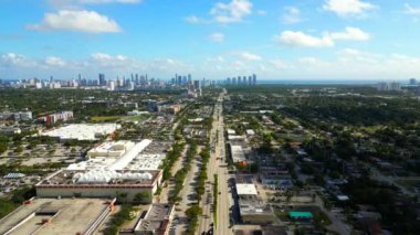 Miami FL 163. Cadde 'de doğuya giden hava görüntüleri.