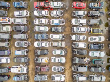 Araba hurdalığındaki hasarlı arabaların hava aşırı çekimi.