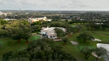 1980 model Caddyshack filminden Grande Oaks Golf Kulübü 'nün insansız hava aracı görüntüleri.
