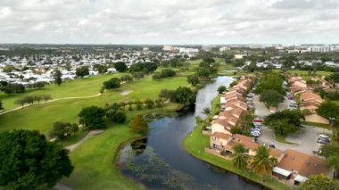Golf sahası Davie FL USA 4k İHA videosu