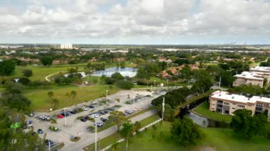 Davie Florida 'da golf sahası 4k İHA videosu.