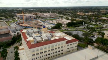 Nova Güneydoğu Üniversitesi saat kulesi