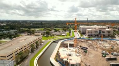 Hava desteği Nova Güneydoğu Üniversitesi Davie Kampüsü 'nün genişleme inşaatını vurdu.