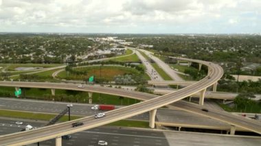 Otobandan üst geçit yoluyla çıkan hava araçları.