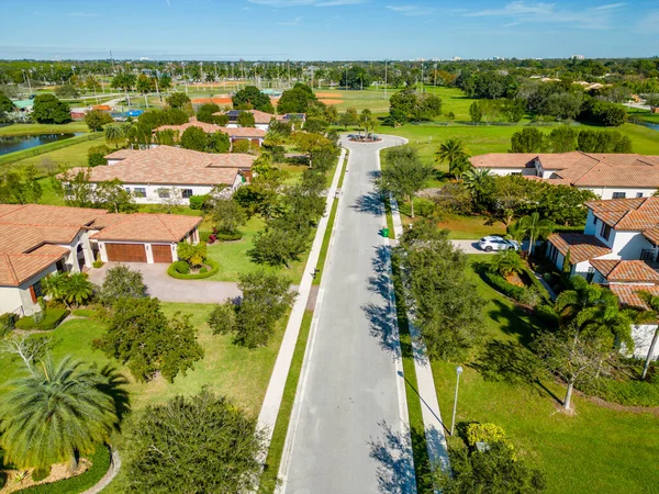 美国佛罗里达州Davie 2022年1月6日 Parkside Estates开发区的空中照片豪华别墅 — 图库照片
