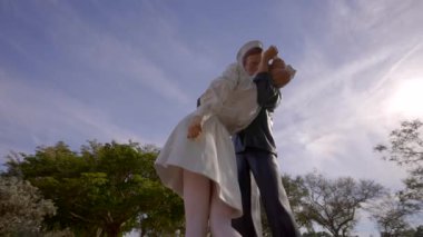 Unconditional Surrender sculpture a statue in Sarasota Florida 4k