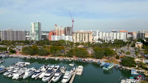Aerial Lateral Motion Video Sarasota Bayfront Scene Yachts Condominiums — Vídeo de Stock