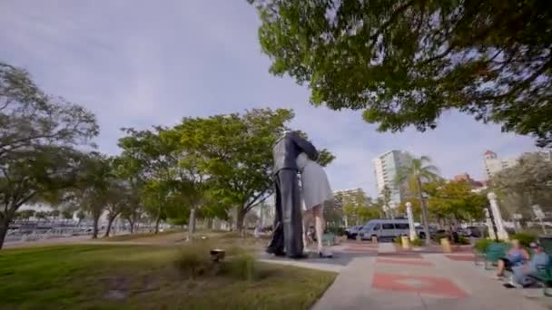 Unconditional Surrender Sculpture Statue Sarasota Florida Depicting Sailor Kissing Nurse — 图库视频影像