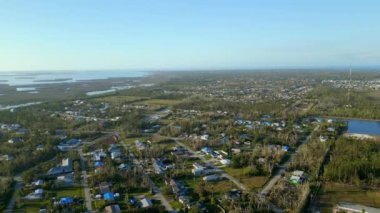 Lan Kasırgası 'ndan sonra mavi brandalı çatısı olan Pine Island Florida' daki evler