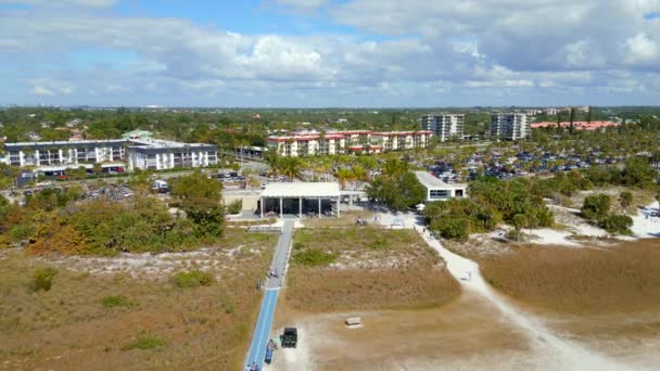Aerial Video Approach Siesta Key Public Restrooms Tourist Shops Beach — Stock Video