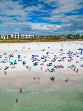 Siesta Key, FL, ABD - 30 Ocak 2023: Siesta Key Beach 'te havadan yakın çekim turistleri