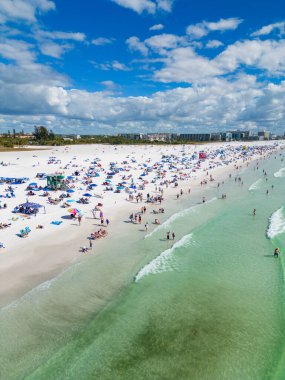 Siesta Key, FL, ABD - 30 Ocak 2023: Siesta Key Beach 'te havadan yakın çekim turistleri