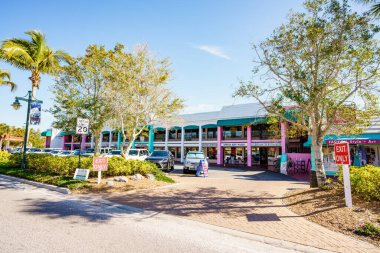 Siesta Key, FL, ABD - 30 Ocak 2023: Siesta Key sahilindeki turistlerin fotoğrafları
