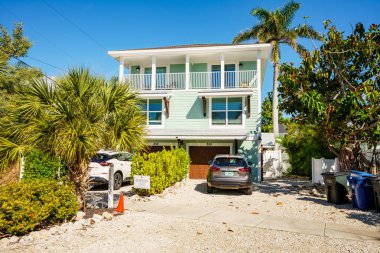Siesta Key, FL, ABD - 30 Ocak 2023: Siesta Key Beach 'teki lüks evler tatil için kiralık havaalanı